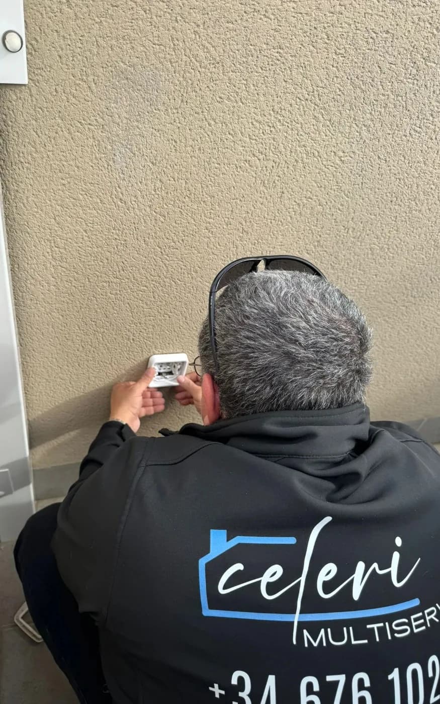 Wall socket being fitted by a Celeri technician. Source: rapiman.es public electrical-services gallery.