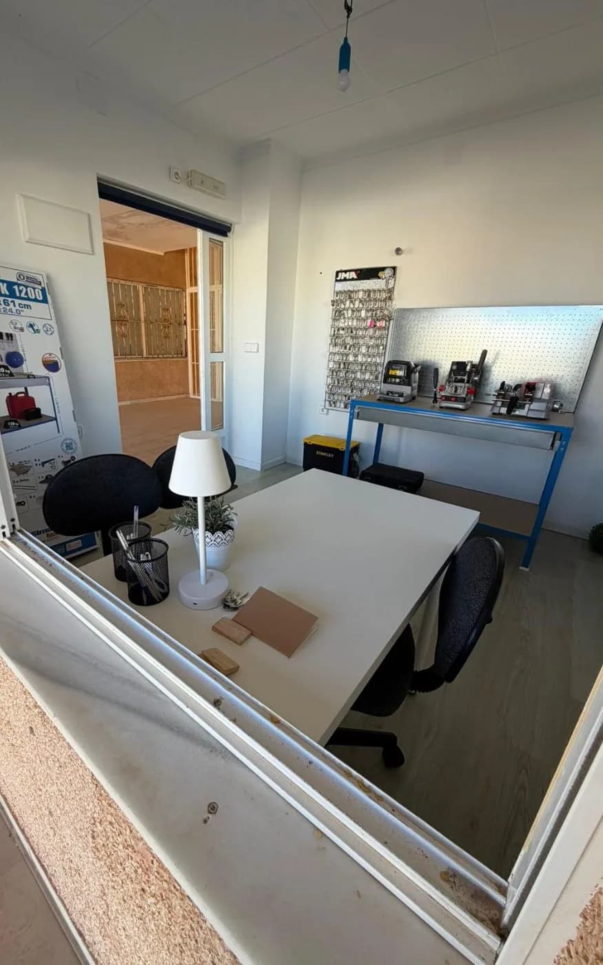 Inside the Mil Palmeras shop and key-cutting workshop. Photo from our business website.