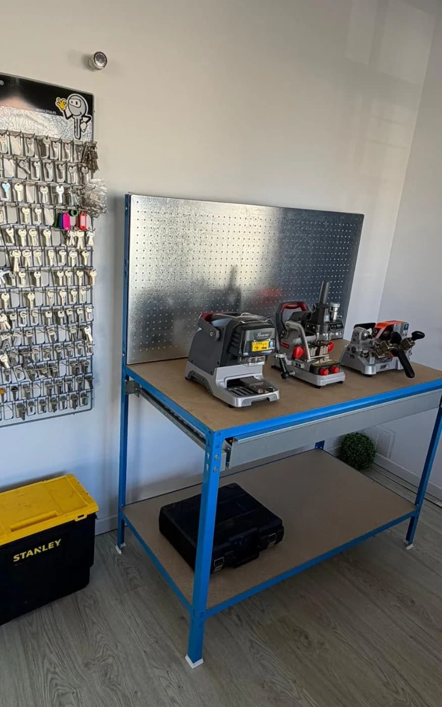 Key-cutting machines and key blanks in the Mil Palmeras workshop. Photo from our business website.