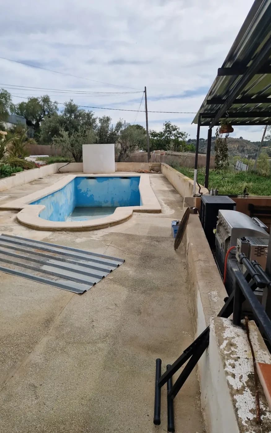 Before: concrete poolside area. Source: Handwerker Costa Blanca gallery.
