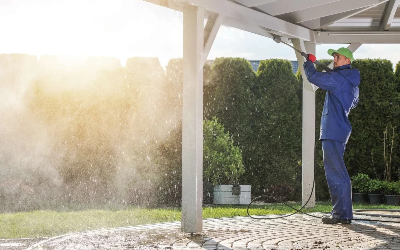 Illustrative patio-cleaning image from Repara Levante’s official website. This is a service example, not a documented customer job.
