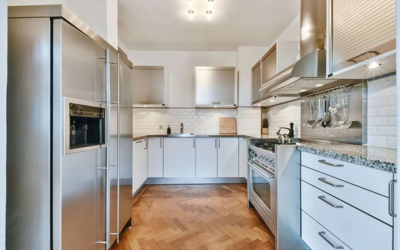 Illustrative kitchen photo from Repara Levante’s official cleaning-services website, used to showcase home and apartment cleaning. No comple