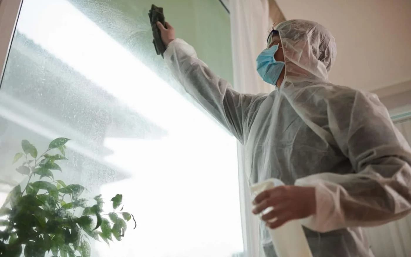 Illustrative window-cleaning image from Repara Levante’s official cleaning-services website; service showcase, not a customer-job photograph